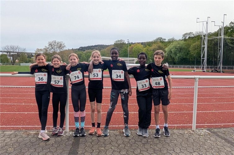 Nachwuchs-Power im Apollinarisstadion: Das U12- und U14-Team des TuS Ahrweiler bei der diesjährigen Bahneröffnung