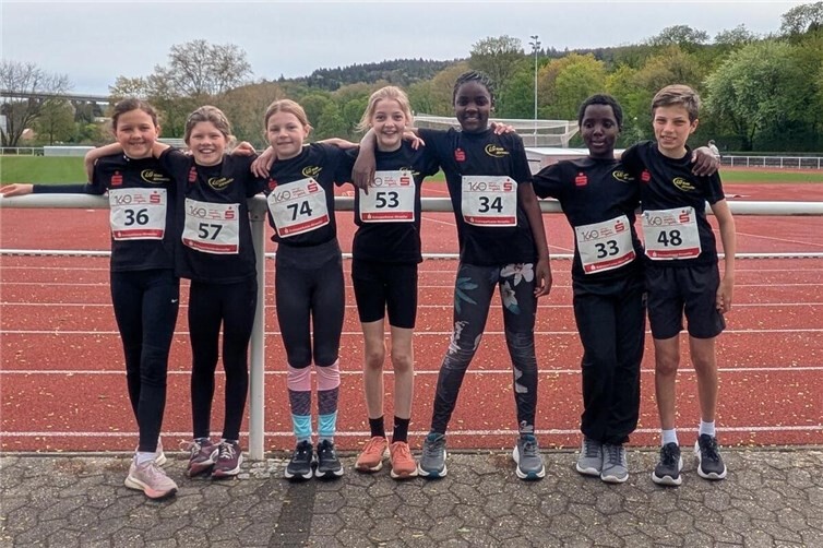 Nachwuchs-Power im Apollinarisstadion: Das U12- und U14-Team des TuS Ahrweiler bei der diesjährigen Bahneröffnung.