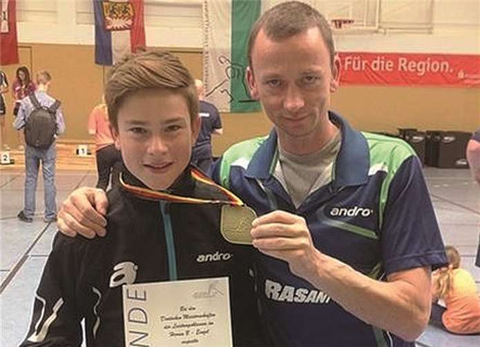 Nachwuchs-Talent Tobias Werschkun freut sich mit seinem Trainer Ingo Hansens über seinen Rheinlandmeister-Titel.privat