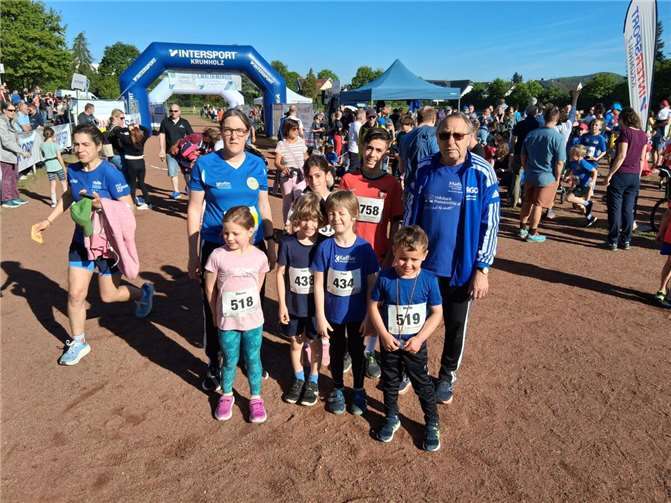 Nachwuchs des Urmitz beim Vulkan-Marathon mit den Betreuern Heike Kohlhaas und Kurt Schüller. Foto: SV Urmitz