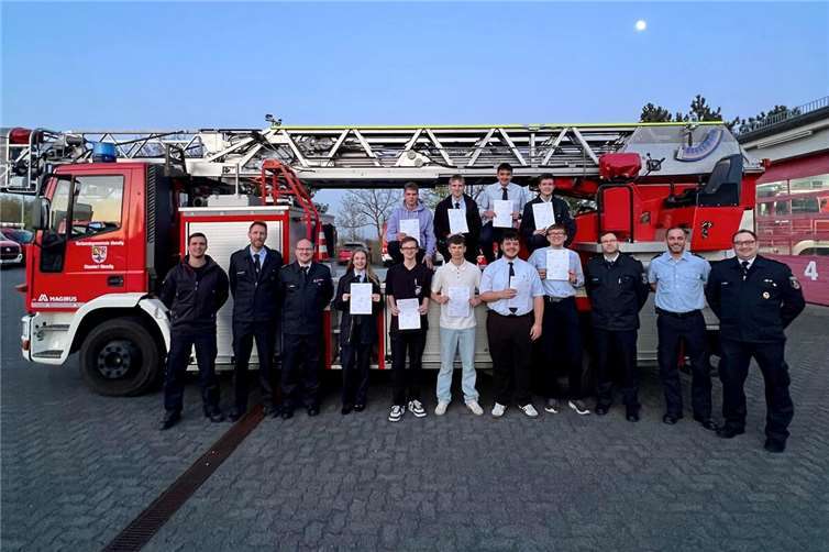 Nachwuchs für die Freiwilligen Feuerwehren der VG Mendig: acht junge Männer und eine junge Frau haben den ersten Teil ihrer Ausbildung zum Truppmann erfolgreich abgeschlossen.  Foto: Marc Pfaffinger/Freiwillige Feuerwehr Mendig