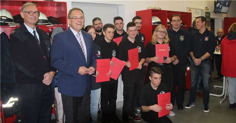 Nachwuchs - kein Problem: Die verpflichteten Feuerwehrfrauanwärterinnen und Feuerwehrmannanwärter mit ihren Urkunden.