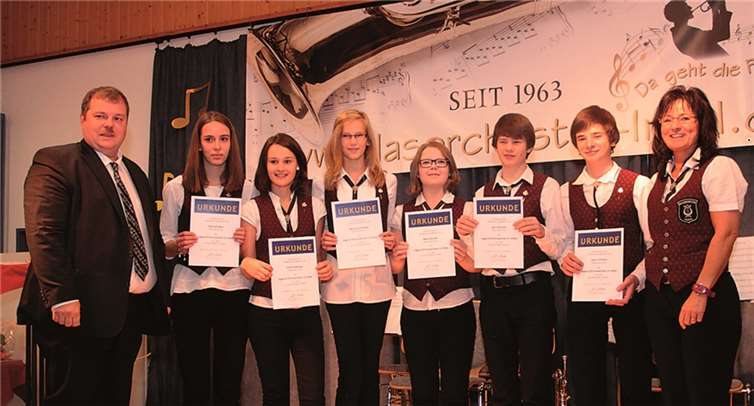 Nachwuchsarbeit wird beim Blasorchester Insul groß geschrieben: Für fünf Jahre aktive Mitgliedschaft erhielten Leon und Jan Schmitz, Hanna Schmitten,Mona Breuer, Celine Adriany und Hannah Baur von Christoph Schnitker (l.) und Doris Adriany (r.) das Silberne Ehrenzeichen. SES