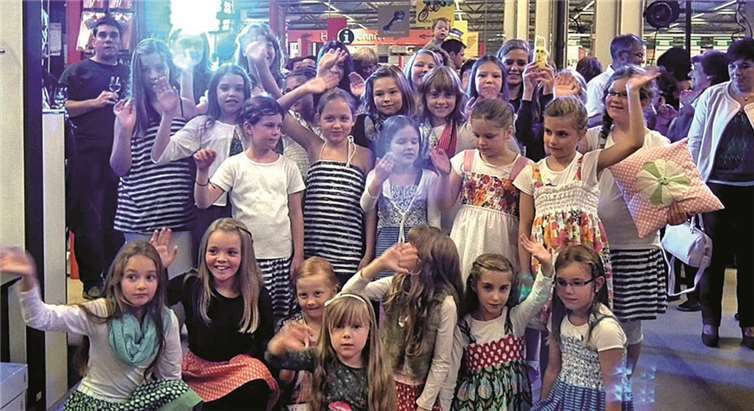 Nachwuchsdesignerinnen eroberten den roten Teppich im röhrig-bauzentrum und wurden von vielen Zuschauern mit großem Beifall bedacht.privat