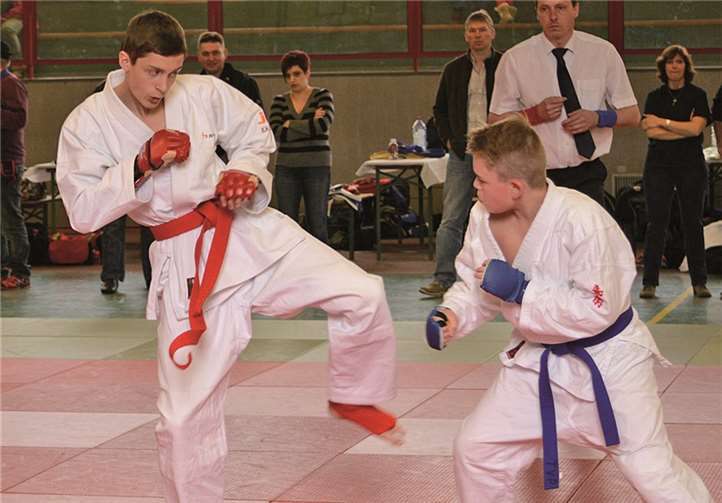 Nachwuchskämpfer Elias Franzen vom TV Cochem (l.) holte sich auf Anhieb den Titel eines Rheinland-Pfalz-Meisters im Jiu-Jitsu.