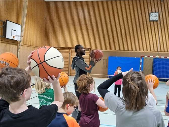 Nachwuchskoordinator Lotola Otshumbe zeigte den versammelten Kids sein beeindruckendes Können.