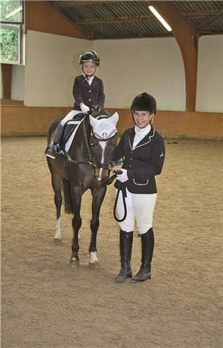 Nachwuchsreiterinnen Emma Samson auf Napoleon in der Führzügelklasse mit Anna Königsfeld.privat