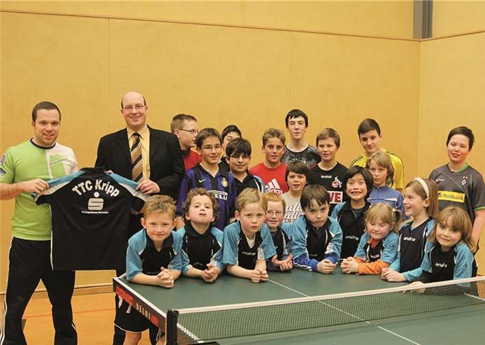 Nachwuchsspieler des TTC Kripp sind über die neuen Trikots begeistert.Privat