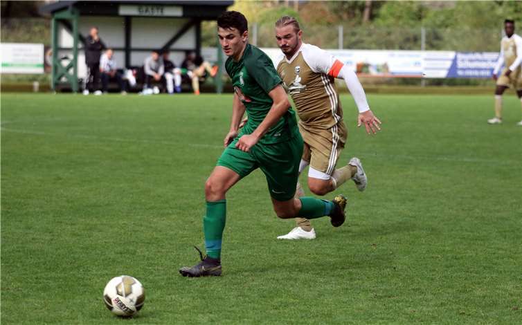 Nachwuchsstürmer Fabian Raguse (grünes Trikot) erzielte in der Partie der ersten Mannschaft gegen Sinzig mit drei Treffern einen lupenreinen Hattrick. Foto: Claus Deptalla