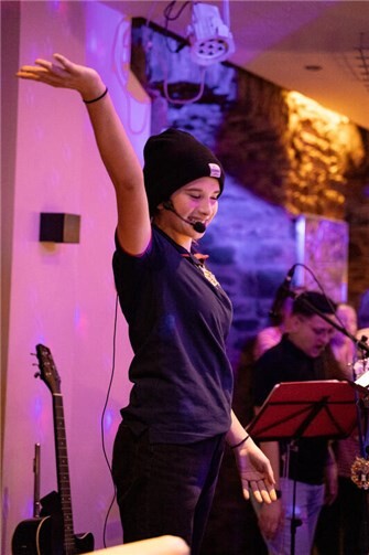 Nachwuchstalent Samantha Matern begeisterte mit einer pointierten Reimrede.