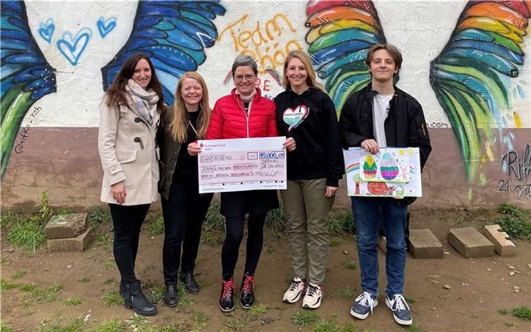 Nadia Ayche (2.v.r.) mit Vertretern der Gesamtschule in Lohmar.  Foto: ROB