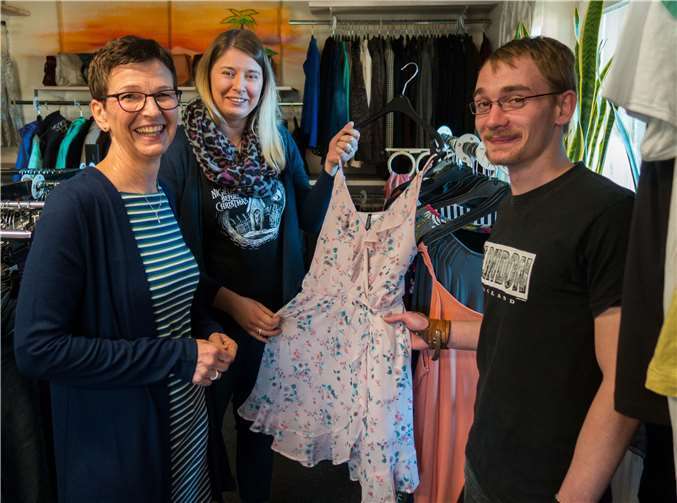 Nadine Behr (Mitte) und Marcel Hartleib beraten Andrea Steyven von der Aktion Arbeit im Bistum Trier.Foto: Julia Fröder/Bistum Trier