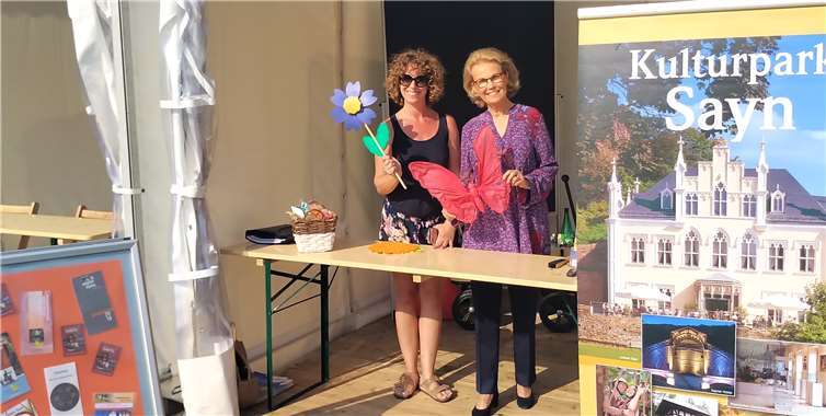 Nadine De Bock und Fürstin Gabriela zu Sayn-Wittgenstein wiesen am Stand des Kulturparks auf ehrenamtliches Engagement in Sayn hin. Foto: Stadt Bendorf am Rhein