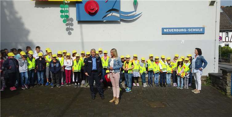 Nadine Engebrecht von der Polizeiinspektion Linz gab Eltern und Kindern noch einige abschließende Tipps zum Thema Verkehrssicherheit. Foto: privat