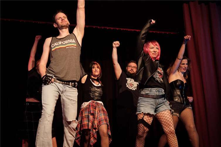 Nadine Haack und Christian Erben mit dem Ensemble.  Fotos: Marcel Matha / Marcel Matha - Lichtmalerei