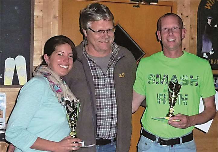 Nadine Hachenberg mit Sportwart Werner Müller und Florian Kluth bei der Siegerehrung.privat