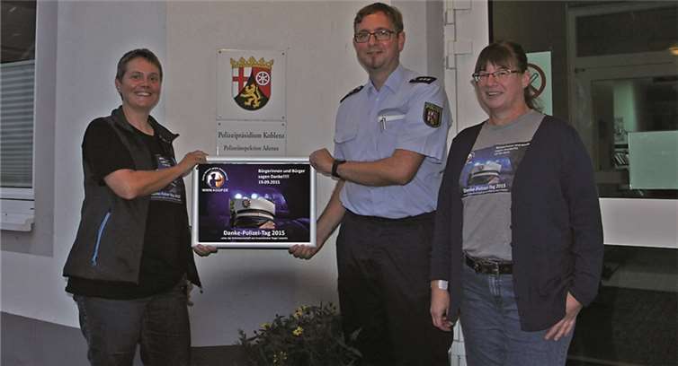 Nadine Imo und Gerke Minrath vor der Polizeiinspektion Adenau. privat