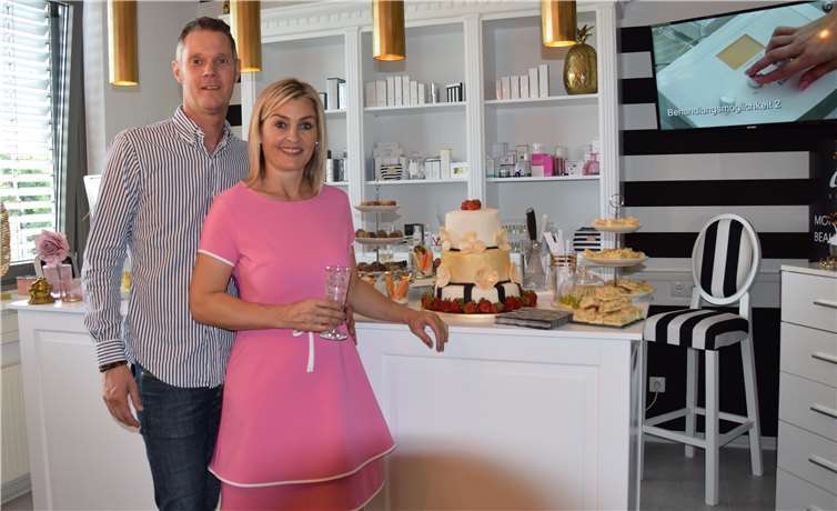 Nadine Jonas und Ehemann Björn freuen sich über die vielen Gäste, die mit ihnen die Neueröffnung ihrer Praxis in Andernach feiern.Fotos: UBU