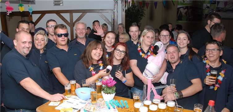 Nadine Kambeck (mit Flamingo) und ihre Kirmesgesellschaft sorgtenfür einen bunten Abend im schön geschmückten Dorfgemeinschaftshaus. Fotos: -KER-