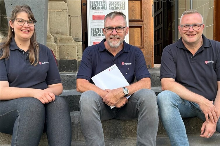 Nadine Kaufmann und Kai Sattler ernannten Jörg Meyers-Middendorf (Mitte) zum stellvertretenden Beauftragen für die Malteser im Kreis Ahrweiler.