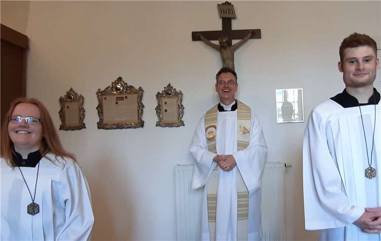 Nadine Laux und Raphael Weber machten den Anfang und waren mit ihrem Pastor Norbert Missong wieder am Altar.Foto: Gerhard Schlich