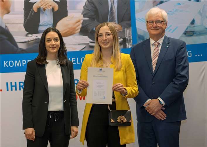 Nadine Michel (l.), Vorsitzende des SBK-Ausschusses „Aus-, Fort- und Weiterbildung“, und Kammerpräsident Walter Sesterhenn gratulieren Mona Adelfang aus Neuwied zur bestandenen Steuerfachwirtprüfung.  Foto: Inge Miczka (Bad Kreuznach) / Steuerberaterkammer Rheinland-Pfalz