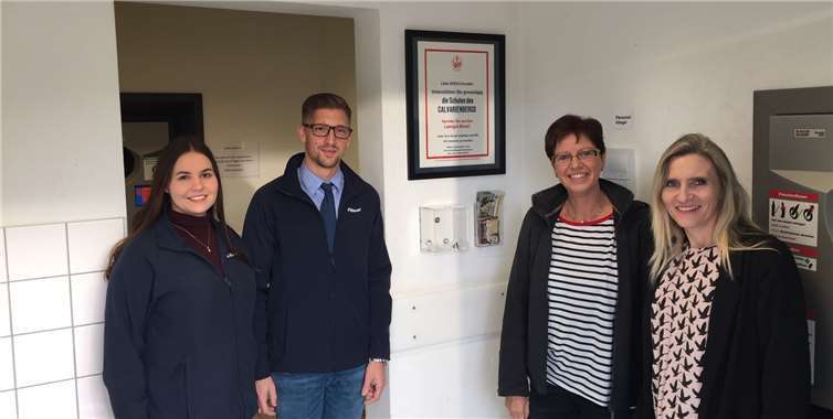 Nadine Rudolphi, Patrick Küpper, Christina Weber, Dr. Annette Gies bei der Einweihung der Spendenbox für Pfandbons (v. l. n. r.).Foto: privat