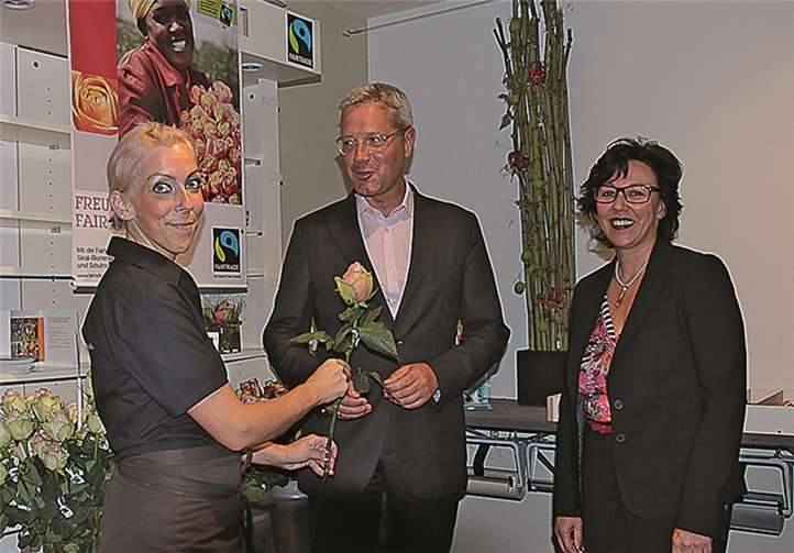 Nadine Samulewitz-Heimer (1.v.li.) überreichte Dr. Norbert Röttgen, eine zertifizierte Rose aus fairem Handel, frisch aus der Hochebene Kenias. Dr. Röttgen wurde von Silke Josten-Schneider, u.a. Kreistagsmitglied der CDU, bei seinem Besuch begleitet. Stein