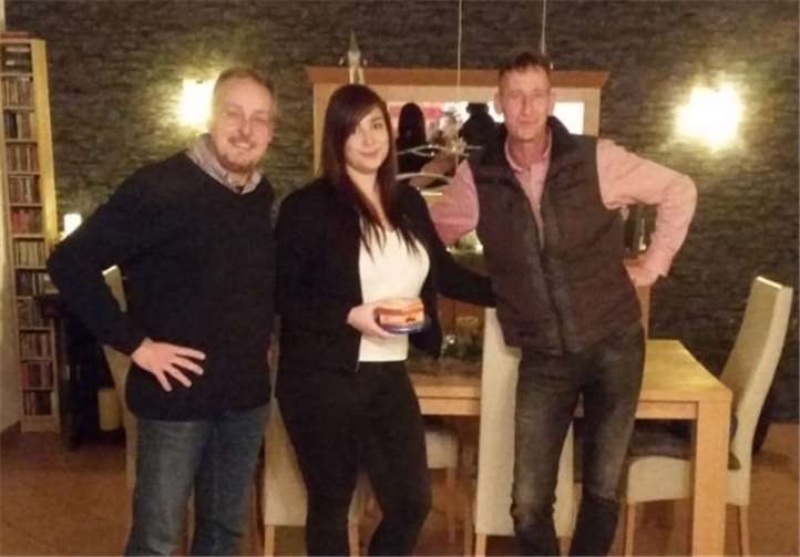 Nadine Schrömges nahm für sich und ihre Schwester Verena den Kinogutschein entgegen. privat