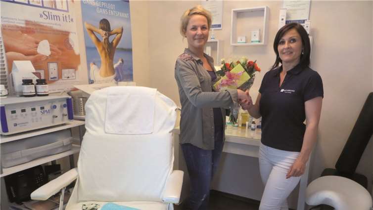 Nadine Sonnleitner (re.) gratuliert in einem ihrer Behandlungsräume der Gewinnerin Jil Sabel aus Andernach. -MKA-