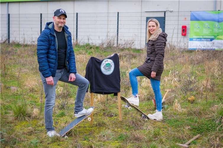 Nadine Wenigmann und Jürgen Hoffmann auf dem Gelände zwischen Berufsschule und Apollinarisstadion, wo spätestens Ende des zweiten Quartals die Arbeiten für den Skatepark Bad Neuenahr beginnen sollen.  Foto: privat