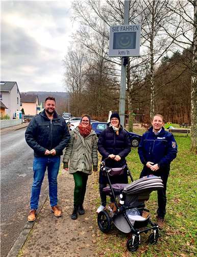 Nadja Siefert (2. v. l.) und Sina Apodaca Ruelas (2. v. r.) aus Friedrichsegen sammelten Spenden von Anwohnern für eine Geschwindigkeitsmessanlage und damit vor allem für die Sicherheit der Kinder.  Foto: Mira Bind / Stadtverwaltung Lahnstein