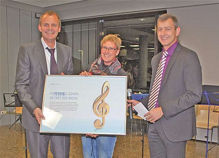 Nadja Vogler, Mitglied im Vorstand des Fördervereines der Kreismusikschule Mayen-Koblenz, freute sich über eine Spende, die RWE-Kommunalbetreuer Michael Dötsch (l.) und Thomas Hill, Leiter des Regionalzentrums Rauschermühle (r.), im Rahmen eines Adventskonzertes der Kreismusikschule in der RWE-Verwaltung in Saffig überreichten.privat