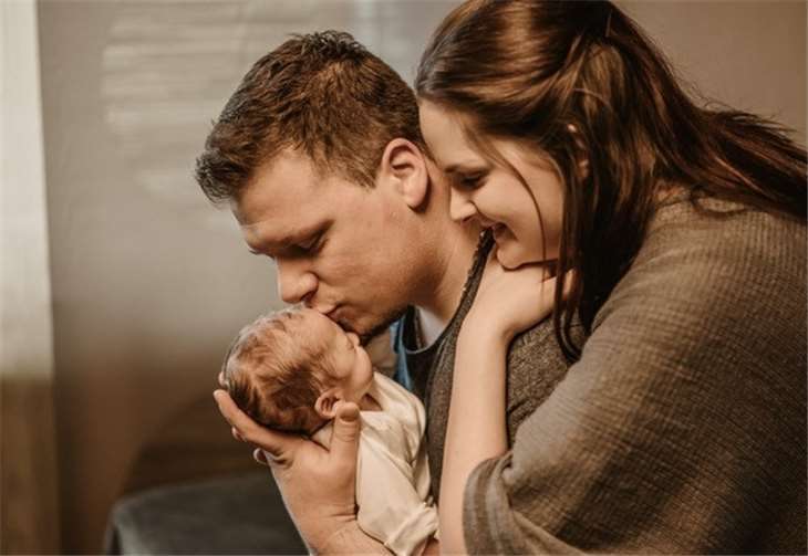„Als Du das erste Mal Deine Augen geöffnet hast, stand die Welt einen Moment lang still“  Nadja und Eric Enters mit ihrem kleinen Sohn Vincent. Foto: Bunter Kreis Rheinland