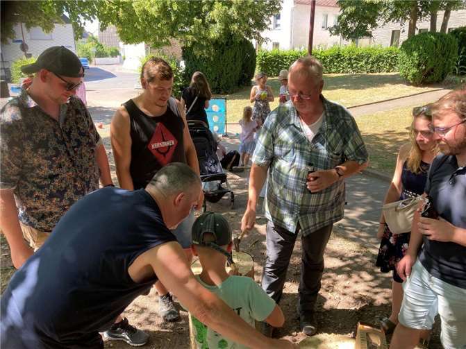 Nägel einschlagen stand bei den Erwachsenen hoch im Kurs.