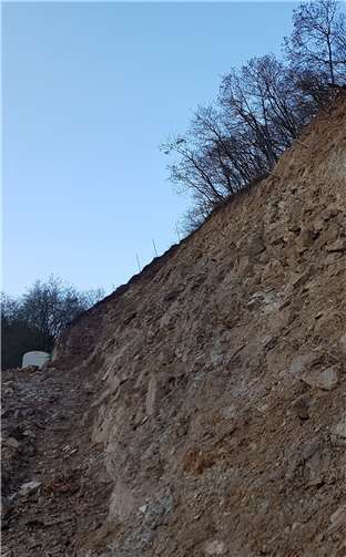 Nägel wurden tief in den Hang geschlagen und dann mit Zementsuspension befestigt.