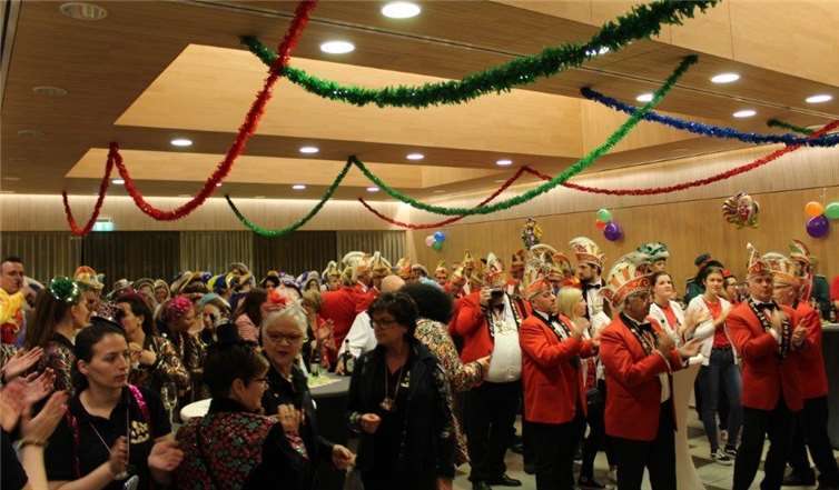 Närrinnen und Narren aller KGs und Karnevalsvereine versammelten sich im Rathaus.Foto: privat