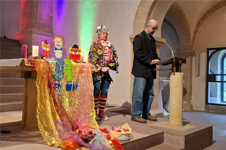 Närrisch dekoriert war nicht nur der Altar beim Valentins-Gottesdienst für Verliebte.