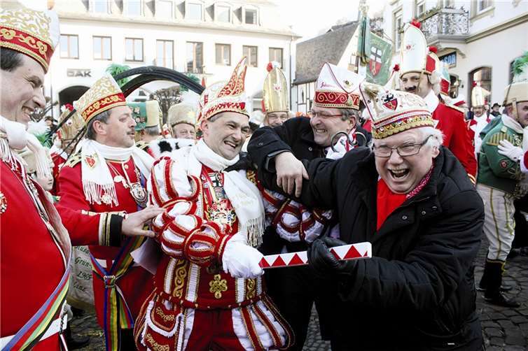 Närrisch-verbissen kämpfte die Stadtspitze gegen Kurfürst Kerky I. um den Schlüssel der Stadt. DL