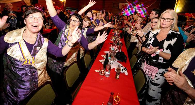Närrische Freude war bei der Kostümsitzung in der Mosellandhalle garantiert. Fotos EP