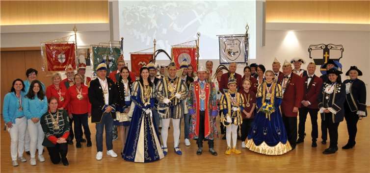 Närrische Zusammenkunft im Ratssaal: Bürgermeister Holger Jung begrüßt die Meckenheimer Tollitäten, ihre Gefolge sowie Vertreterinnen und Vertreter der Karnevalsvereinigungen. Foto: Stadt Meckenheim