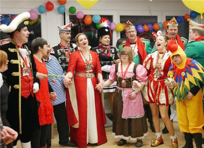 Närrischer Besuch im Caritas Zentrum, Prinzenpaar feierte bei der Karnevalsdicos kräftig mit.