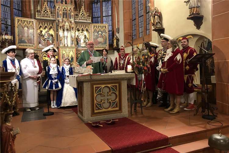 Närrischer Segen: Kinderhofstaat und Karnevalisten feierten Gottesdienst. Foto: Petra Gies-Moskopp