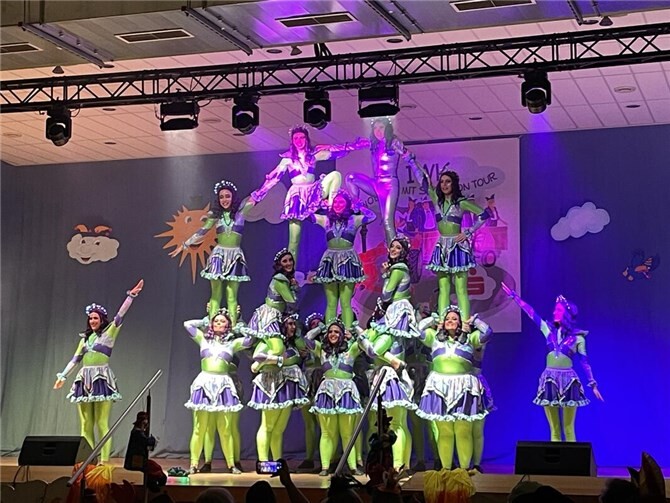 Närrisches Treiben in Wolken: Ein Abend voller Farben und Freude.