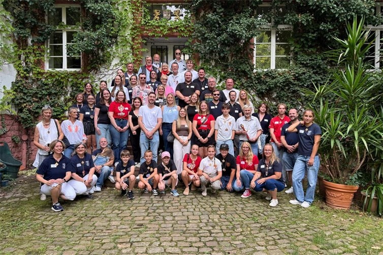 Närrisches Wiedersehen im Innenhof von Schloss Martinsburg: Zum Jubiläum „8 x 11 Jahre Kinder-Tollitäten“ kamen zahlreiche ehemalige Tollitäten und Wegbegleiter des CCO zusammen.