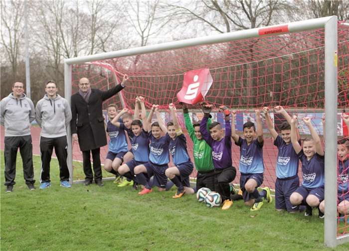 Nagelneue und kippsichere Tore mit rotem „Sparkassennetz“. privat