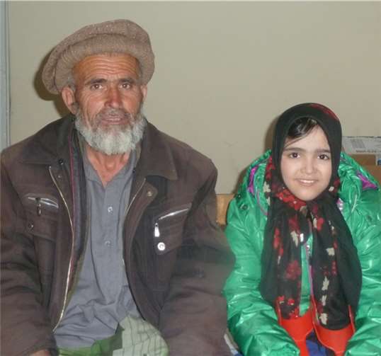 Naghma mit ihrem Vater in Afghanistan nach der erfolgreichen Behandlung im Kemperhof. privat
