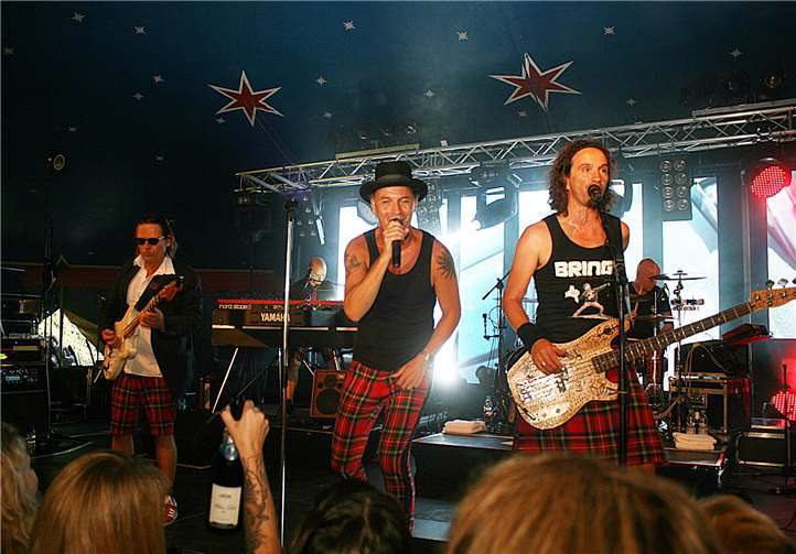 Nah dran am Publikum: Die Kölner Kultrocker zeigten sich einmal mehr als Stars zum Anfassen.