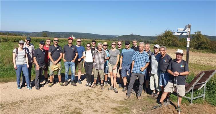 Nahe der Spayer Theoretikerhütte machten die Wegepaten und Touristiker Rast auf ihrer Herbstwanderung. Foto: Margret Heinrich