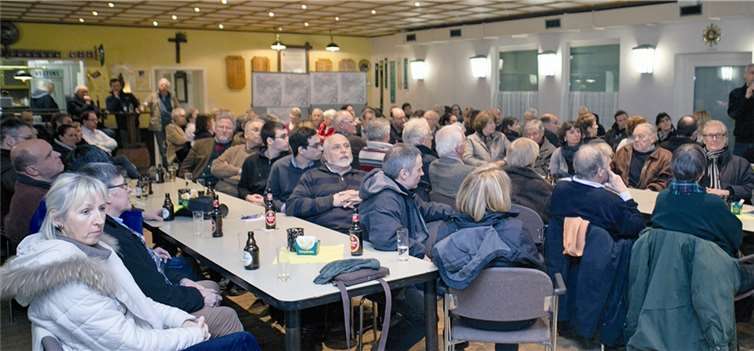 Nahezu 100 Bürger informierten sich bei der Bürgerversammlung im Villiprotter Schützenhaus über die geplante Ausweisung eines Neubaugebietes am nordöstlichen Ortsrand. Viele brachten ihre ablehnende Haltung dazu zum Ausdruck.